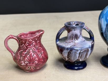 Deux verseuses, trois vases en céramique...