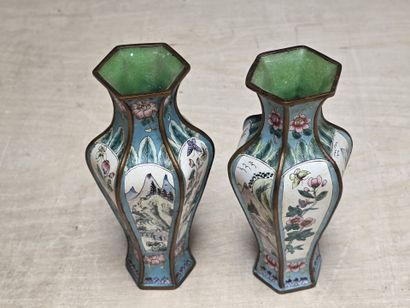 Paire de vases en émail sur cuivre
CHINE...