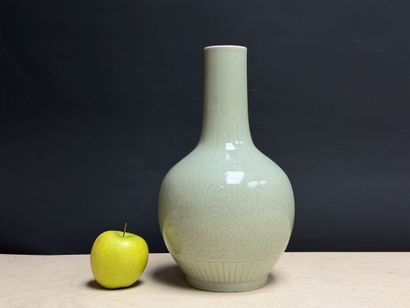 Vase à long col en porcelaine, émail céladon...