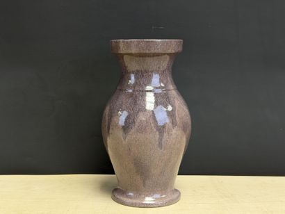 ACCOLAY
Vase en émail mauve 
25 cm.