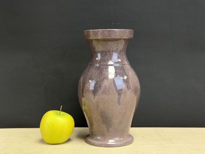 ACCOLAY
Vase en émail mauve 
25 cm.