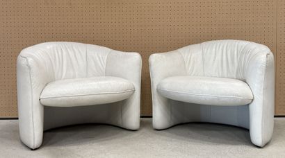Paire de fauteuils en cuir blanc. 
Années...