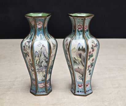 Paire de vases en émail sur cuivre
CHINE...