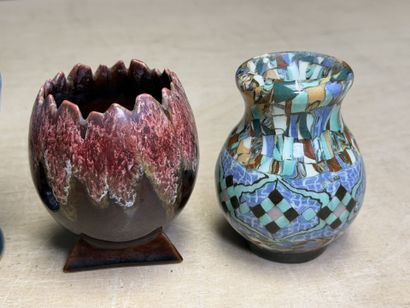 Deux verseuses, trois vases en céramique...