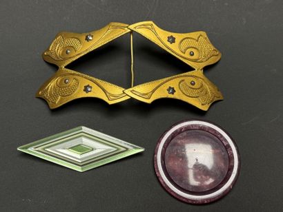 Boucle de ceinture et deux broches. 
14 x...