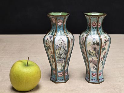 Paire de vases en émail sur cuivre
CHINE...
