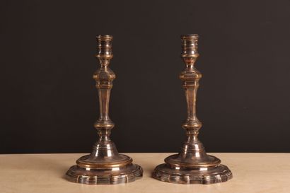 Paire de bougeoirs en métal argenté. 
H....