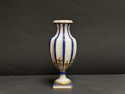Vase en porcelaine à rayures bleus et doré.
H:...