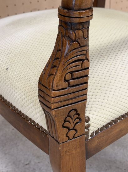 Fauteuil, accotoirs en dauphin
Style Restauration....