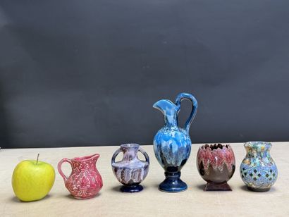 Deux verseuses, trois vases en céramique...