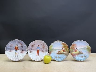 Quatre assiettes décorative en porcelaine...