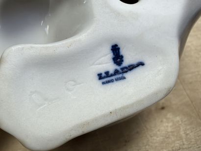 LLADRO
Petit chien en porcelaine estampillé
14...