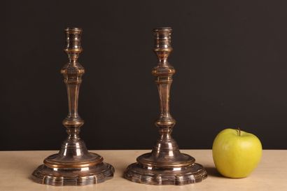 Paire de bougeoirs en métal argenté. 
H....