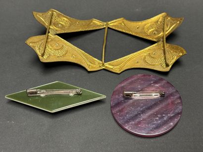 Boucle de ceinture et deux broches. 
14 x...