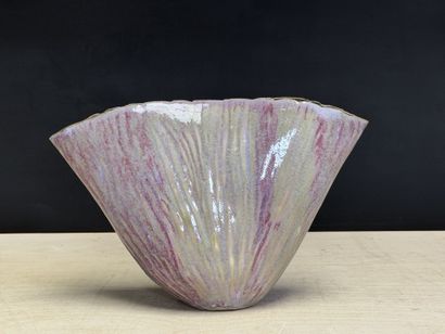 Vase en porcelaine émaillée. 
H. :16,5 c...