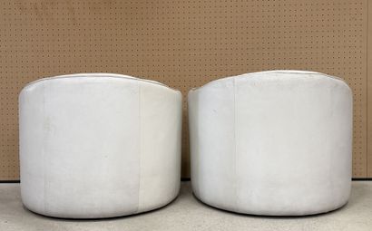 Paire de fauteuils en cuir blanc. 
Années...