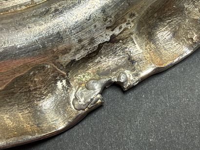 Paire de bougeoirs en métal argenté. 
H....