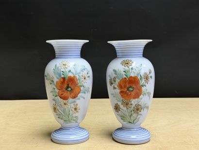 Paire de vases en opaline à décor de fleurs...