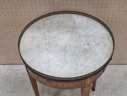 Table bouillotte marquetée, dessus marbre,...
