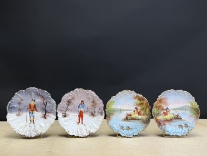 Quatre assiettes décorative en porcelaine...