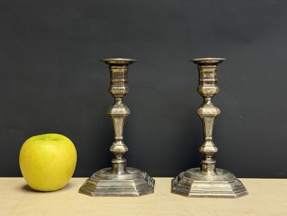 Paire de bougeoirs en métal argenté
Début...