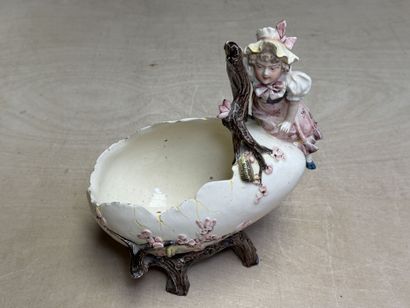 Jardinière en barbotine figurant une fillette...