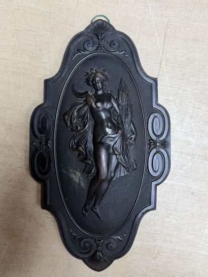 Paire de plaques murales à décor de femmes...