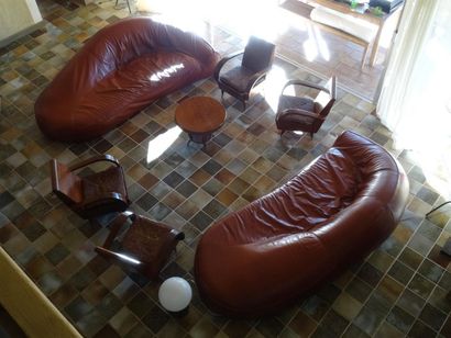 STYLE 1970
Deux importants canapés formant...