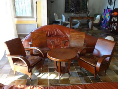 MOBILIER DE SALON Composé d'une suite de...