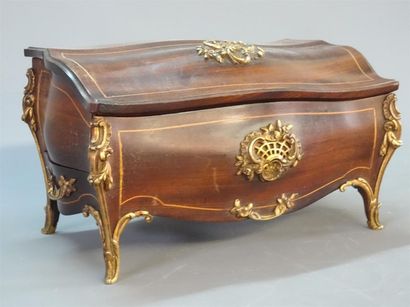 Coffret à bijoux en bois marqueté de filets...