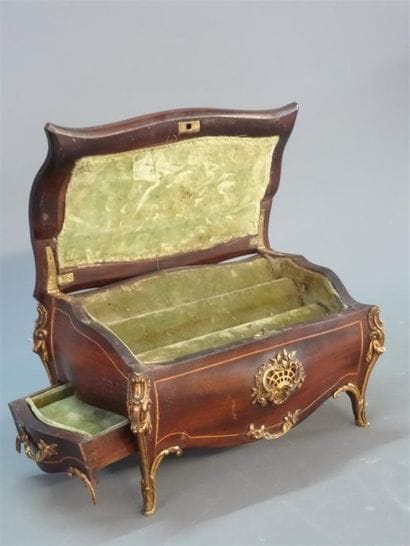 Coffret à bijoux en bois marqueté de filets...
