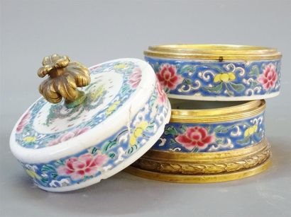Maison CARDEILHAC Boite cylindrique en porcelaine...