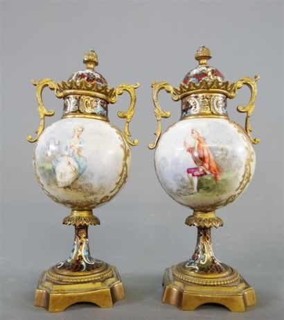 Paire de cassolettes en porcelaine émaillée...