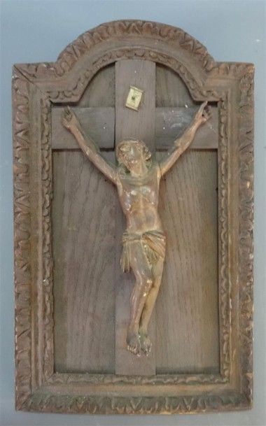 Christ en bois sculpté, dans un cadre Régence...