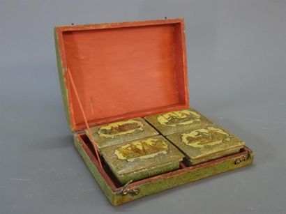 Coffret à jeu en bois laqué à décor en arte...