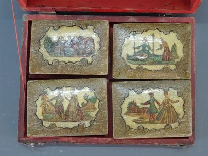Coffret à jeu en bois laqué à décor en arte...