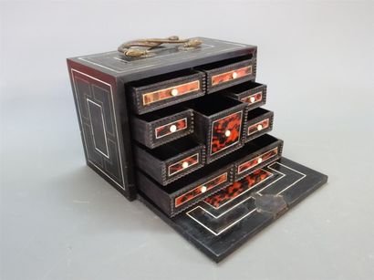Petit cabinet en placage d'ébène, filets...