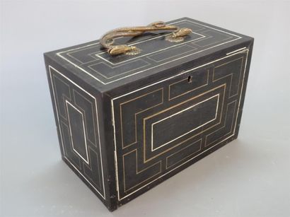 Petit cabinet en placage d'ébène, filets...