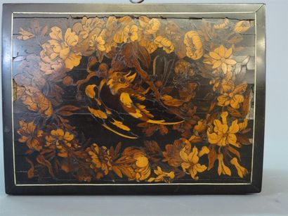 Coffret en marqueterie naturaliste d'oiseau...