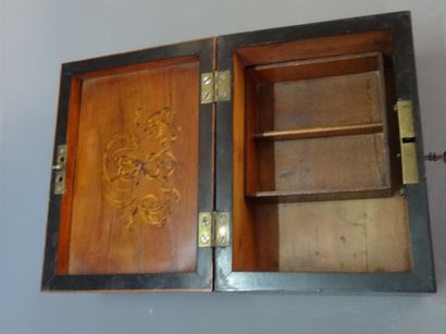 Coffret en marqueterie naturaliste d'oiseau...