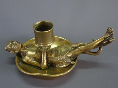 Bougeoir en bronze figurant un diable allongé...