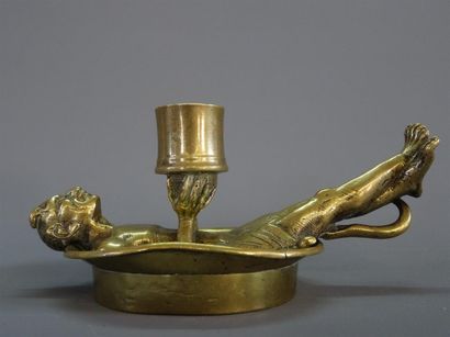 Bougeoir en bronze figurant un diable allongé...