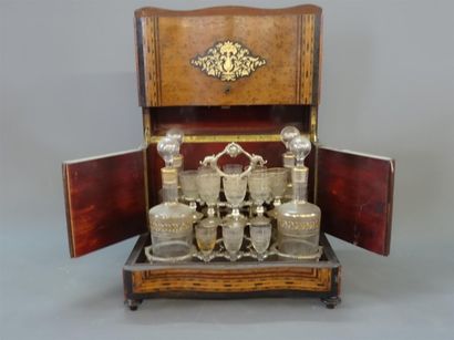 Cave à liqueur en placage de loupe et marqueterie...