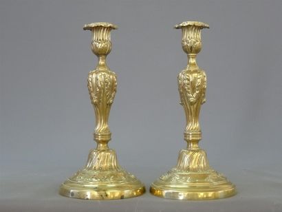 Paire de bougeoirs à décor de guirlandes...