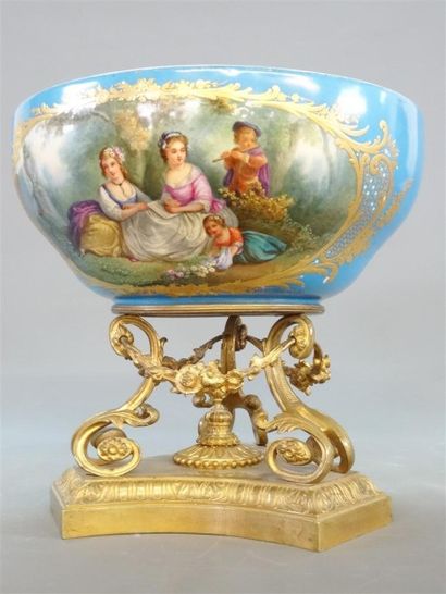 SEVRES, Dans le genre de Coupe en porcelaine...