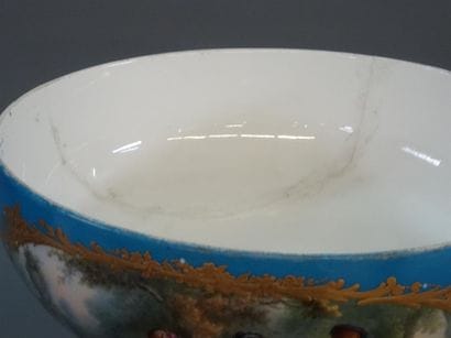 SEVRES, Dans le genre de Coupe en porcelaine...