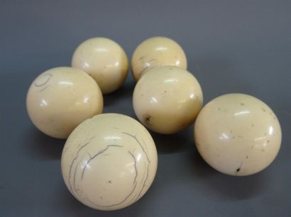 Six boules de billard en ivoire Diam : 4,4...