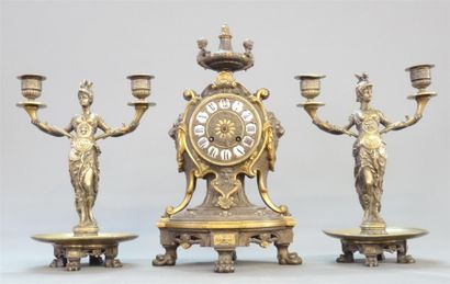Garniture de cheminé comprenant une pendule...