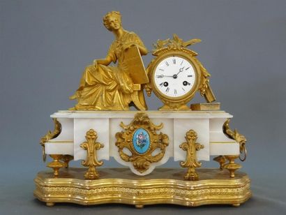 Pendule en albatre et régule doré figurant...
