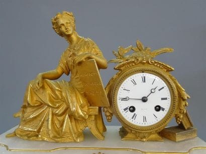 Pendule en albatre et régule doré figurant...